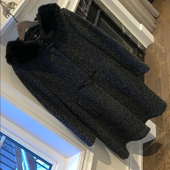 Long warm wool coat. Stylish and classy! - Picture 3 of 11